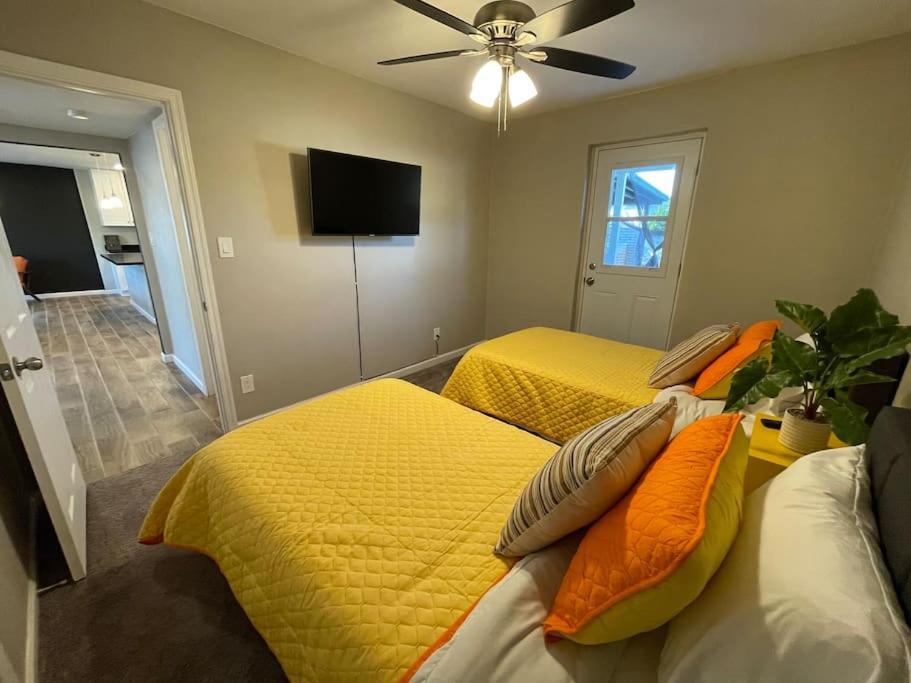 Apartamento New Midtown Modern With Backyard
