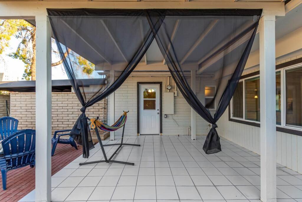 New Midtown Modern With Backyard