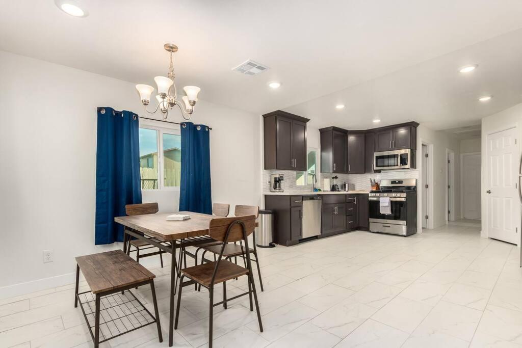 Your Downtown With California King Bed Unit A
