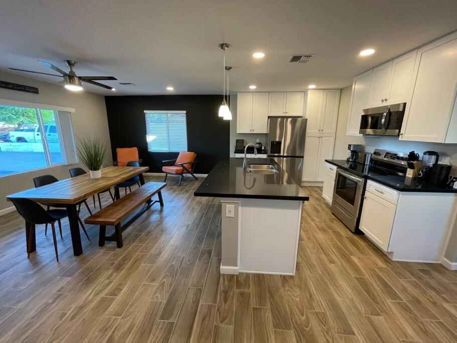 New Midtown Modern With Backyard * Phoenix