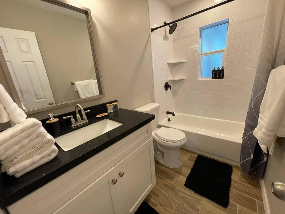 New Midtown Modern With Backyard Apartamento
