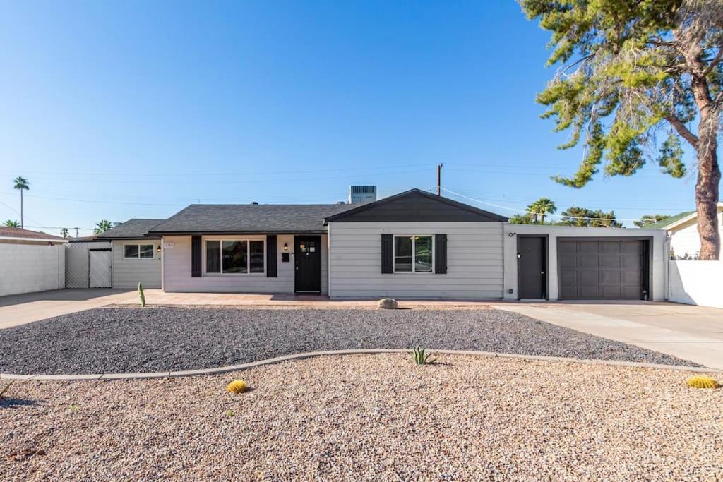 New Midtown Modern With Backyard