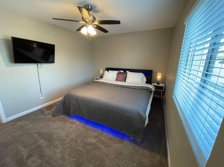 Apartamento New Midtown Modern With Backyard