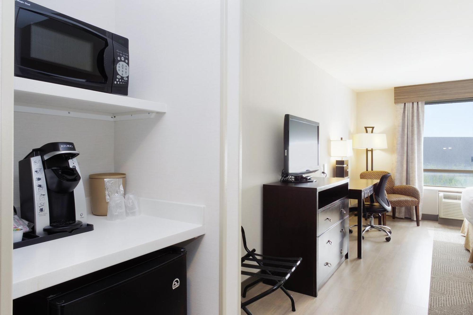 Hotel Holiday & Airport By Ihg 3*
