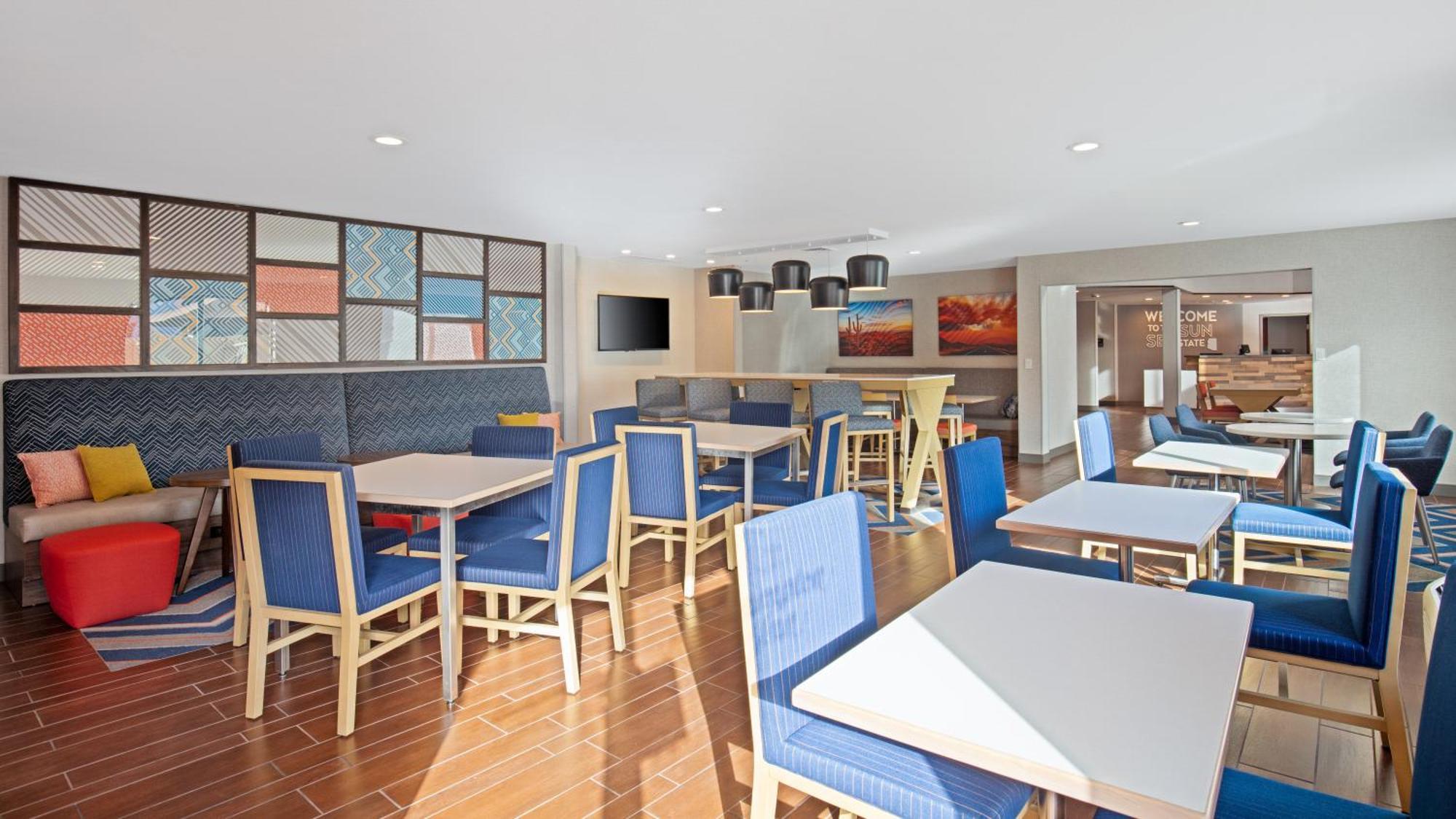 Hampton Airport North 3*