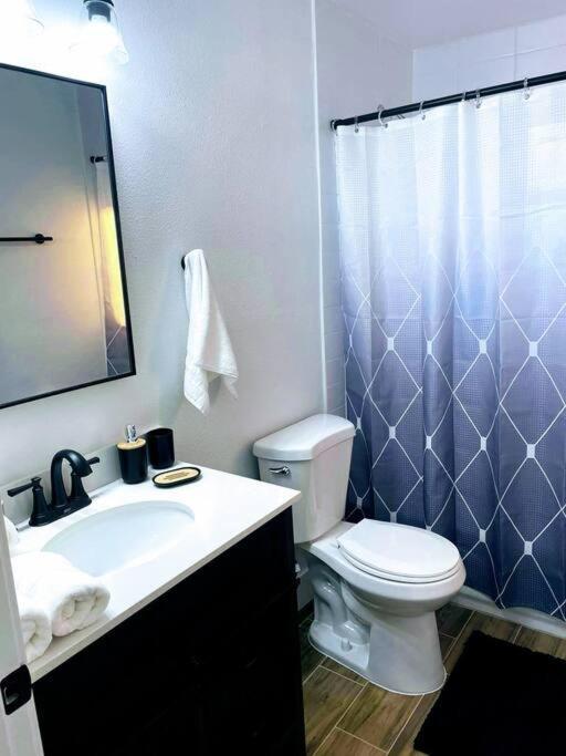 Holiday home Retreat - 2 Bedroom With King-size Bed - 3 Smart Tvs - 10 Min From Airp - Unit A