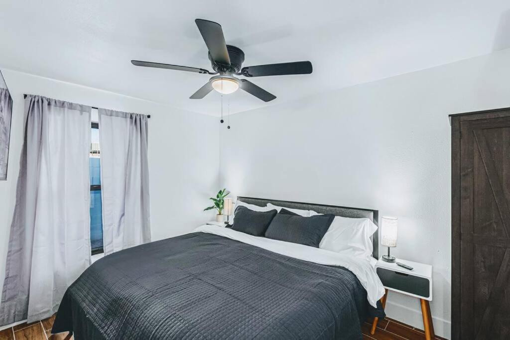 Retreat - 2 Bedroom With King-size Bed - 3 Smart Tvs - 10 Min From Airp - Unit A Holiday home Phoenix