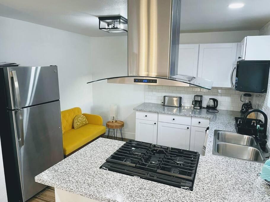 Retreat - 2 Bedroom With King-size Bed - 3 Smart Tvs - 10 Min From Airp - Unit A Phoenix
