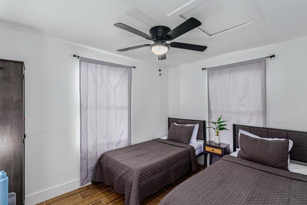 Retreat - 2 Bedroom With King-size Bed - 3 Smart Tvs - 10 Min From Airp - Unit A Holiday home