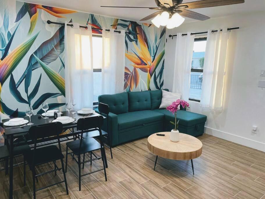 Retreat - 2 Bedroom With King-size Bed - 3 Smart Tvs - 10 Min From Airp - Unit A *