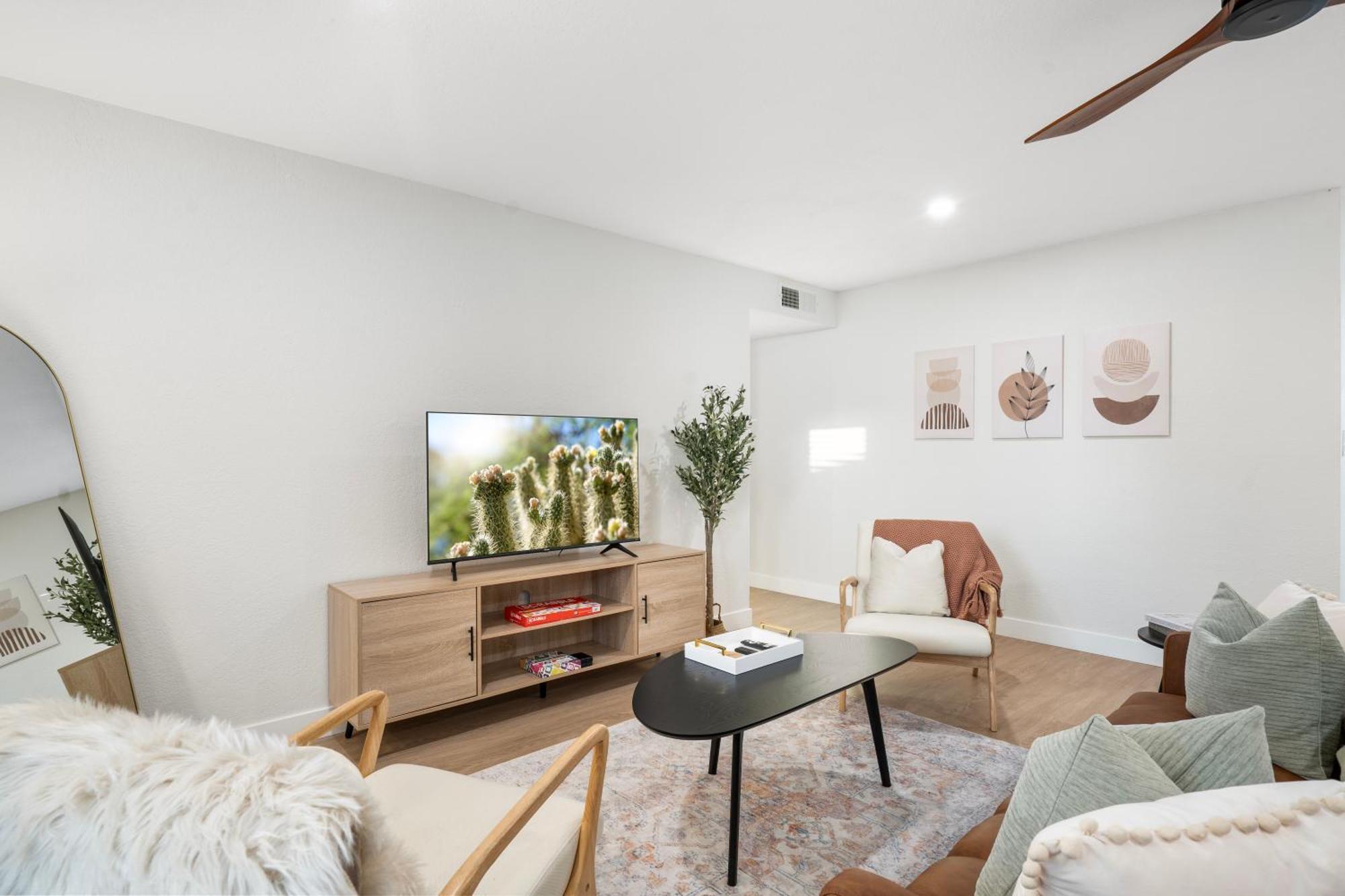 Midtown Bliss With Pool & Sports Use & Laundry & Parking Apartment