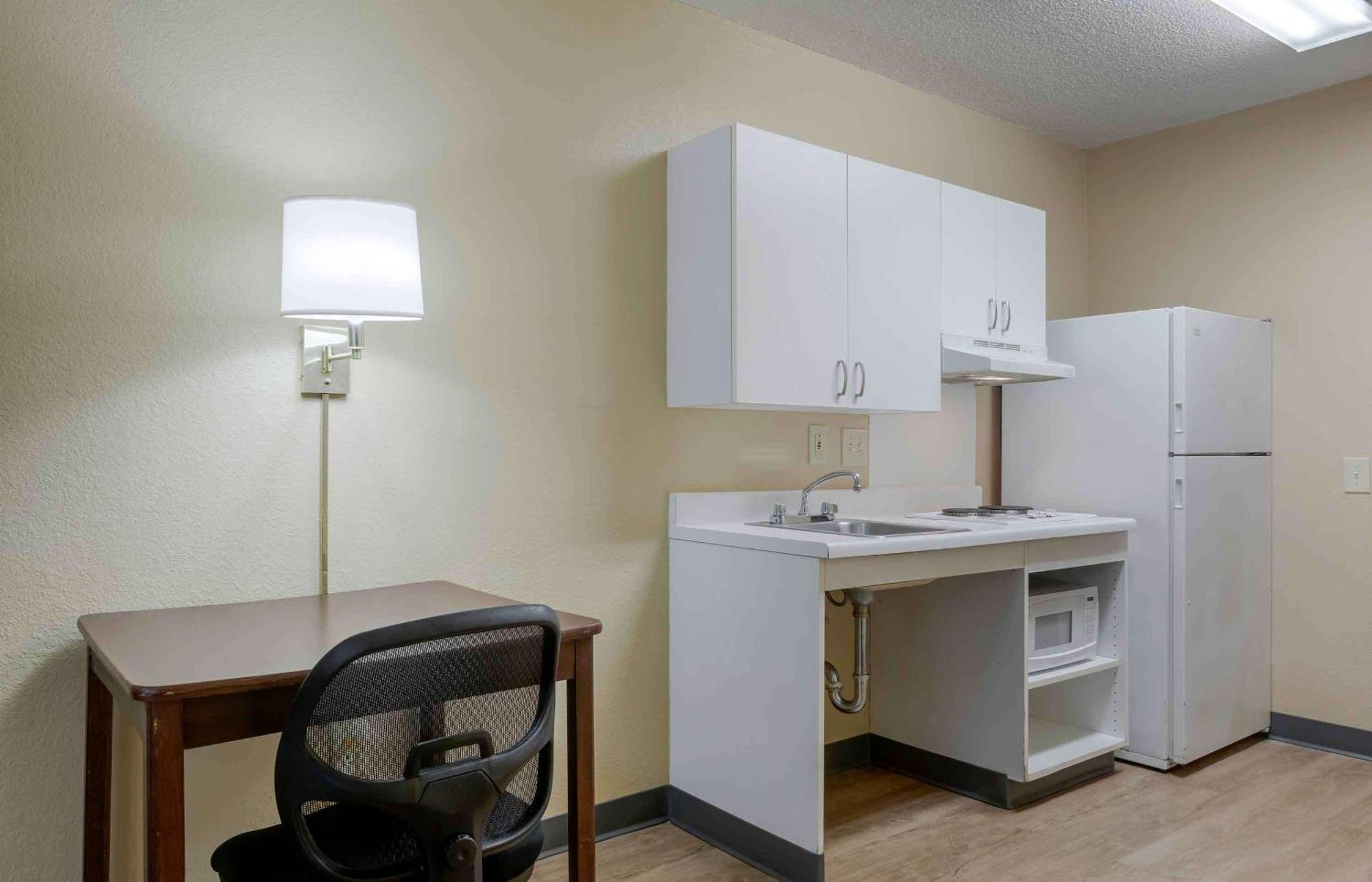 Extended America Select - - Airport - E Oak St
