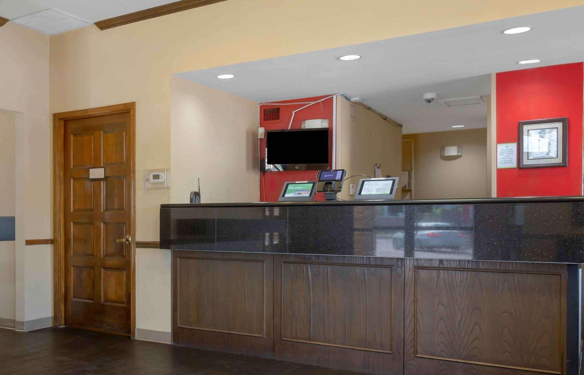 Extended America Select - - Airport - E Oak St Hotel