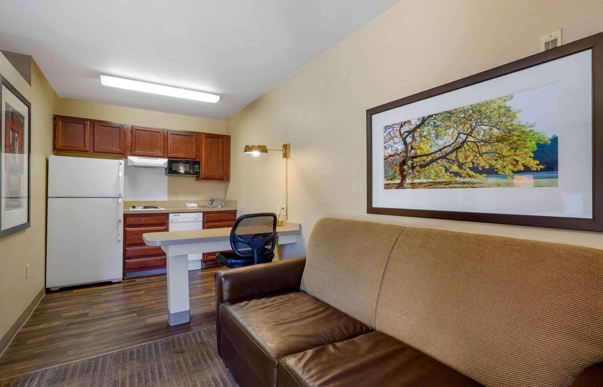 Extended America Select - - Airport - E Oak St