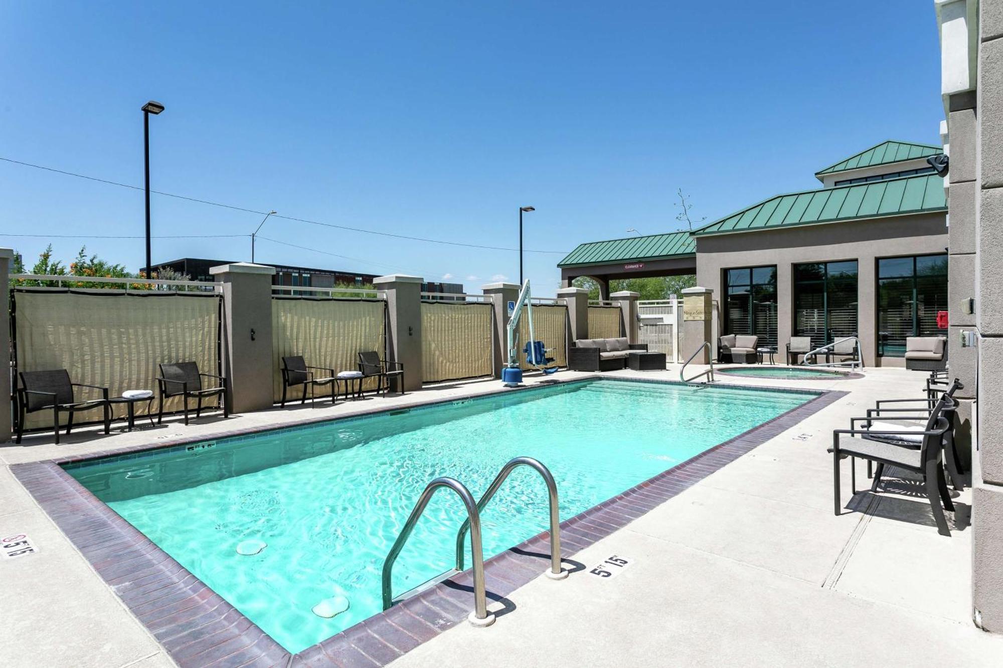 Hilton Garden Airport North 3*