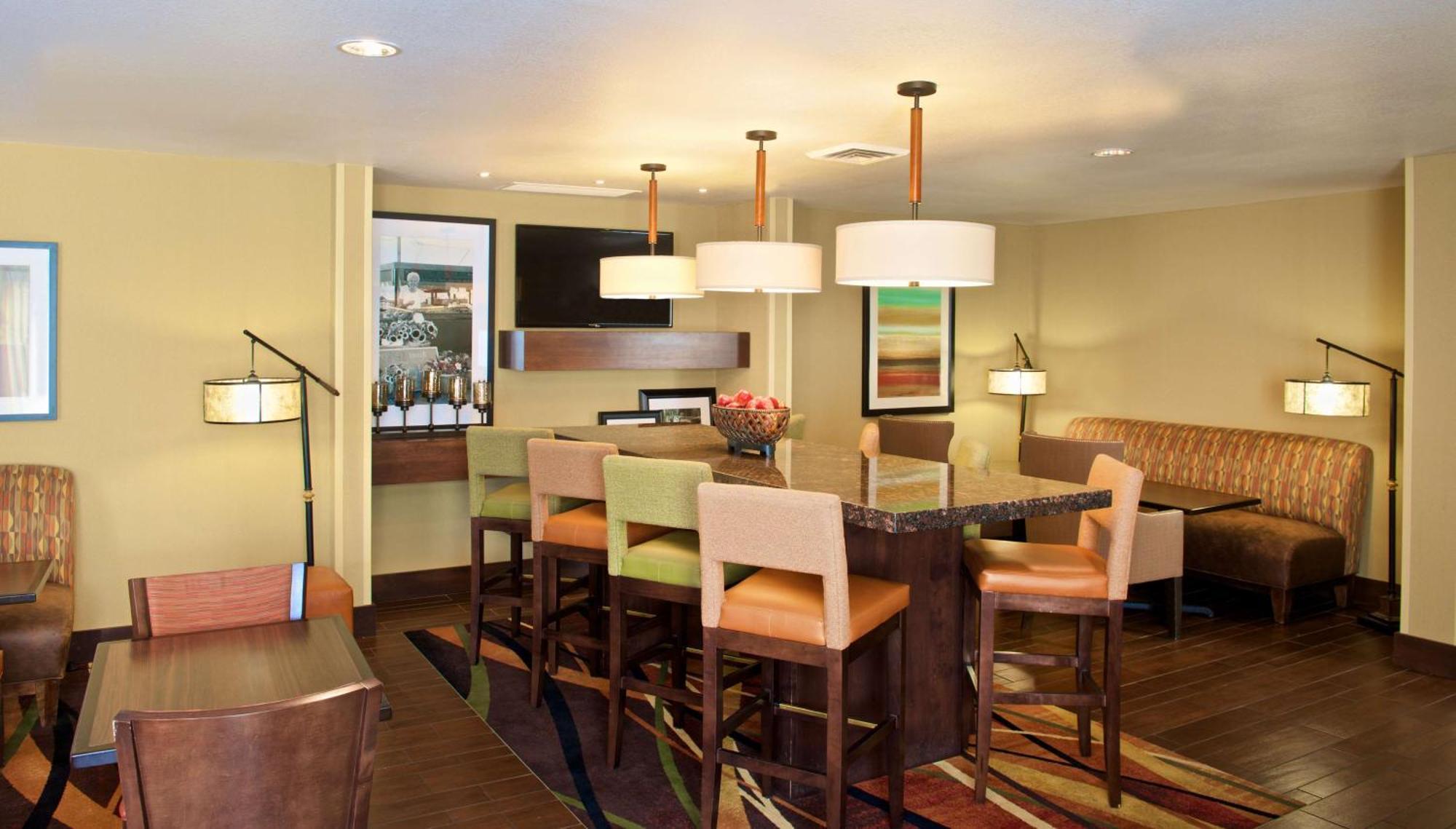 Hampton Airport North Hotel