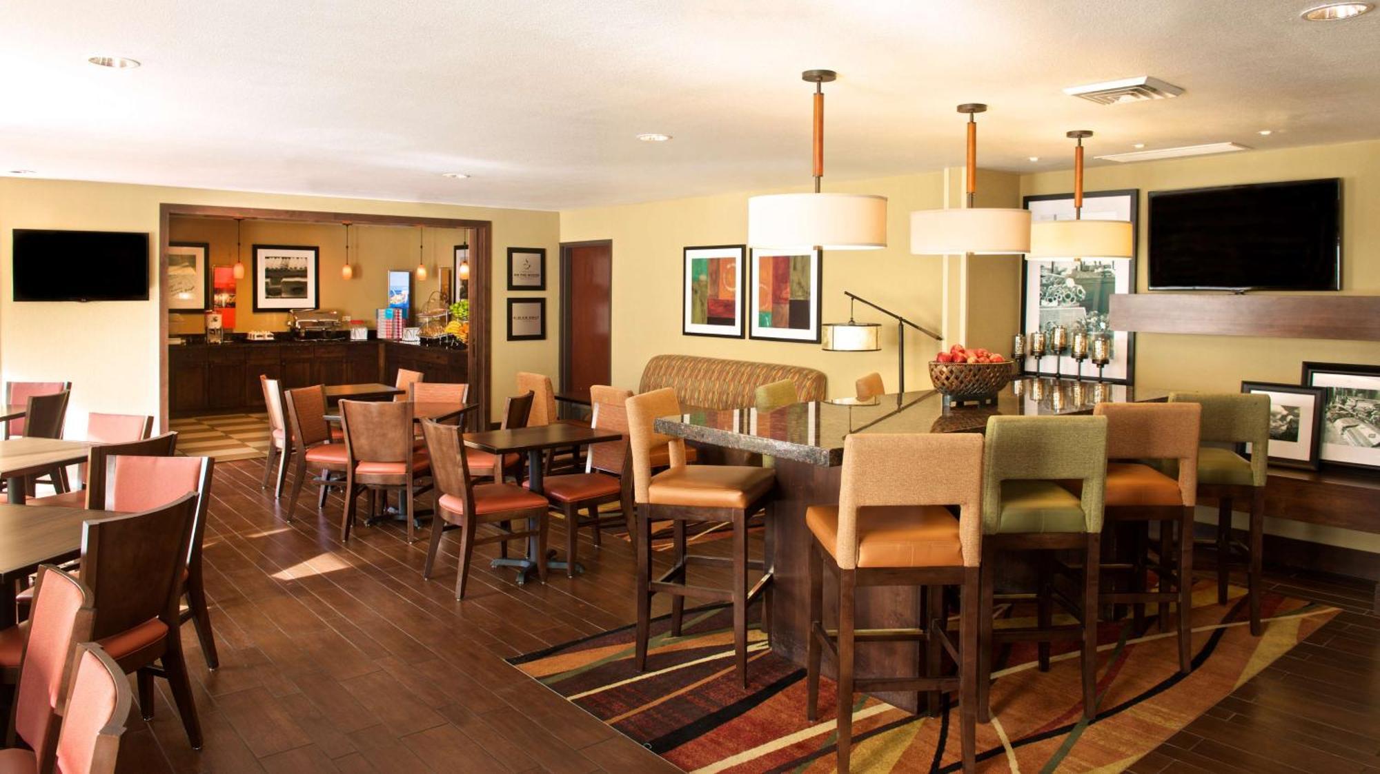 Hampton Airport North Hotel