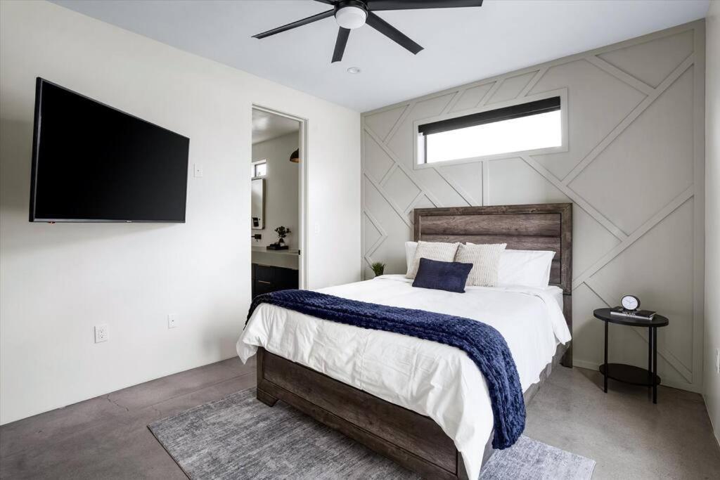 New Modern 3br & Loft- Heated Pool, Near Airport Holiday home Phoenix