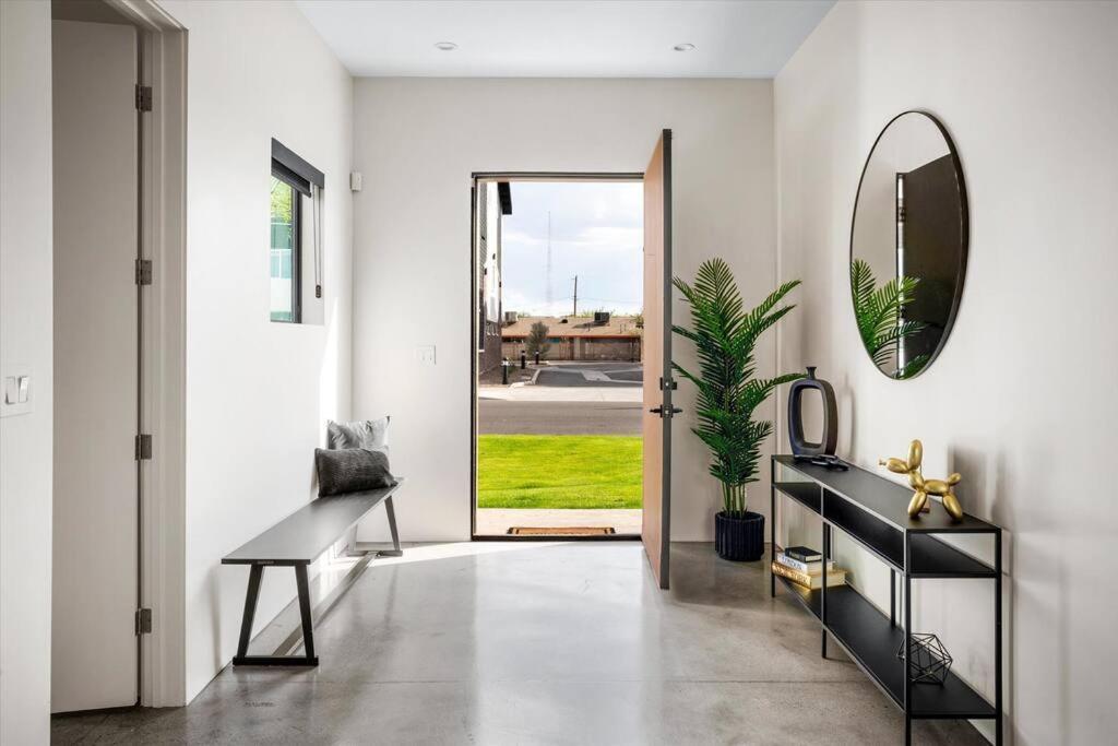 New Modern 3br & Loft- Heated Pool, Near Airport Phoenix