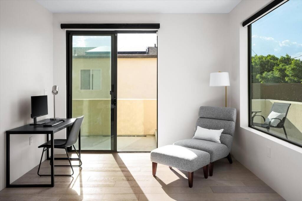 New Modern 3br & Loft- Heated Pool, Near Airport