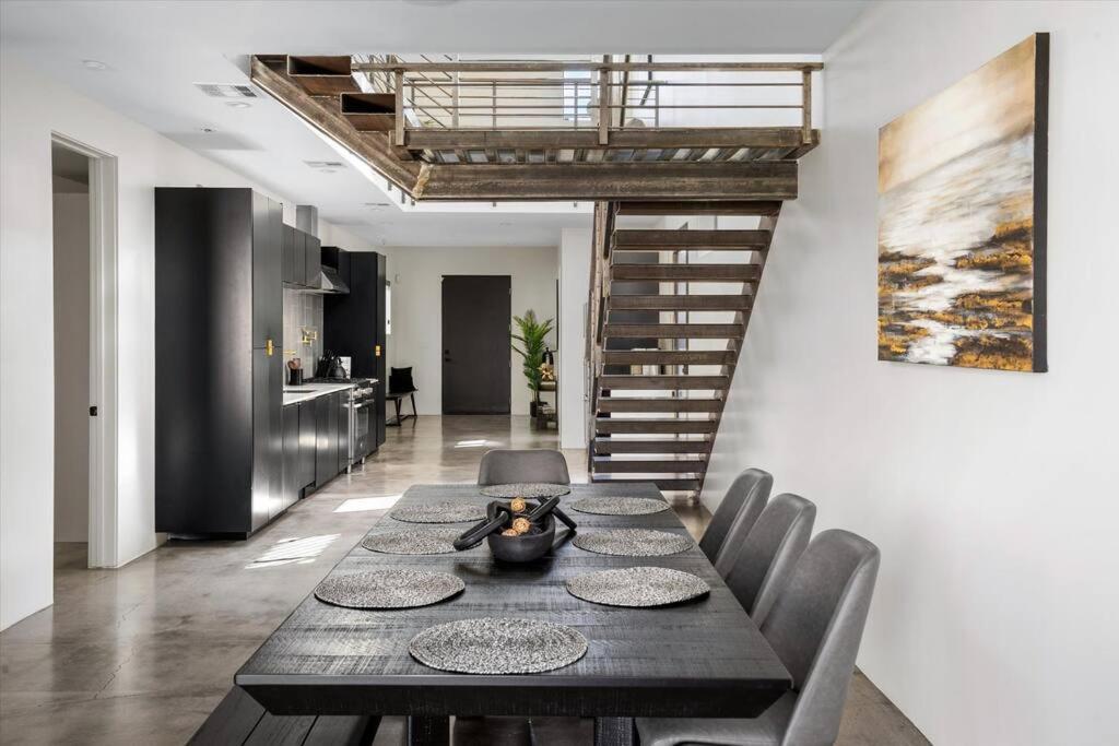 Holiday home New Modern 3br & Loft- Heated Pool, Near Airport