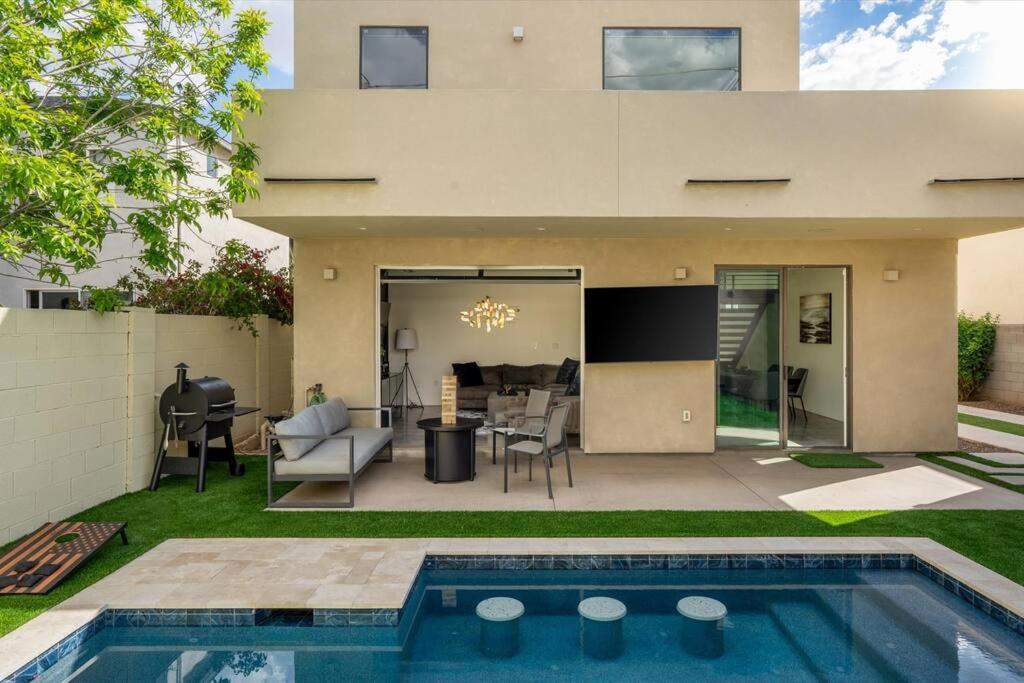 New Modern 3br & Loft- Heated Pool, Near Airport Holiday home *