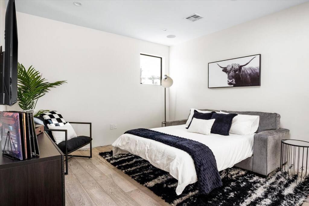 Holiday home New Modern 3br & Loft- Heated Pool, Near Airport *