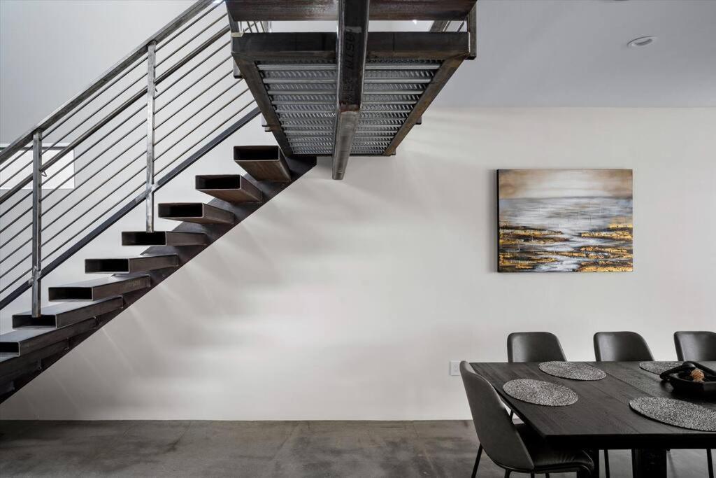 New Modern 3br & Loft- Heated Pool, Near Airport *