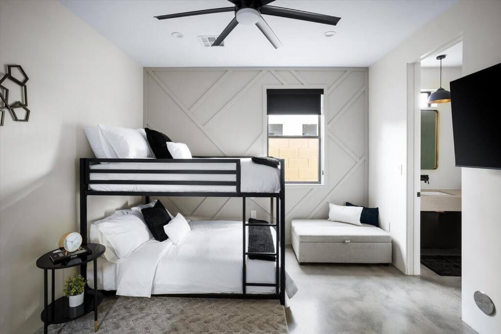 New Modern 3br & Loft- Heated Pool, Near Airport *