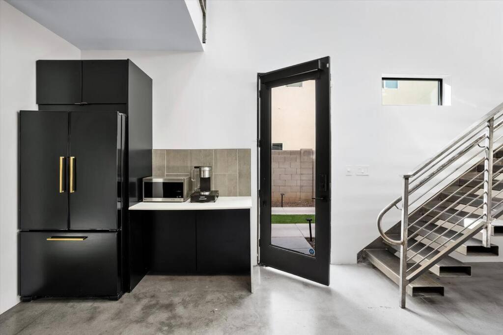 New Modern 3br & Loft- Heated Pool, Near Airport *