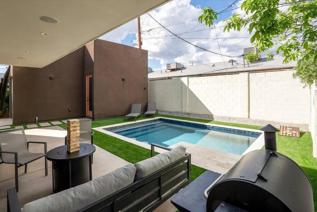 New Modern 3br & Loft- Heated Pool, Near Airport Holiday home Phoenix