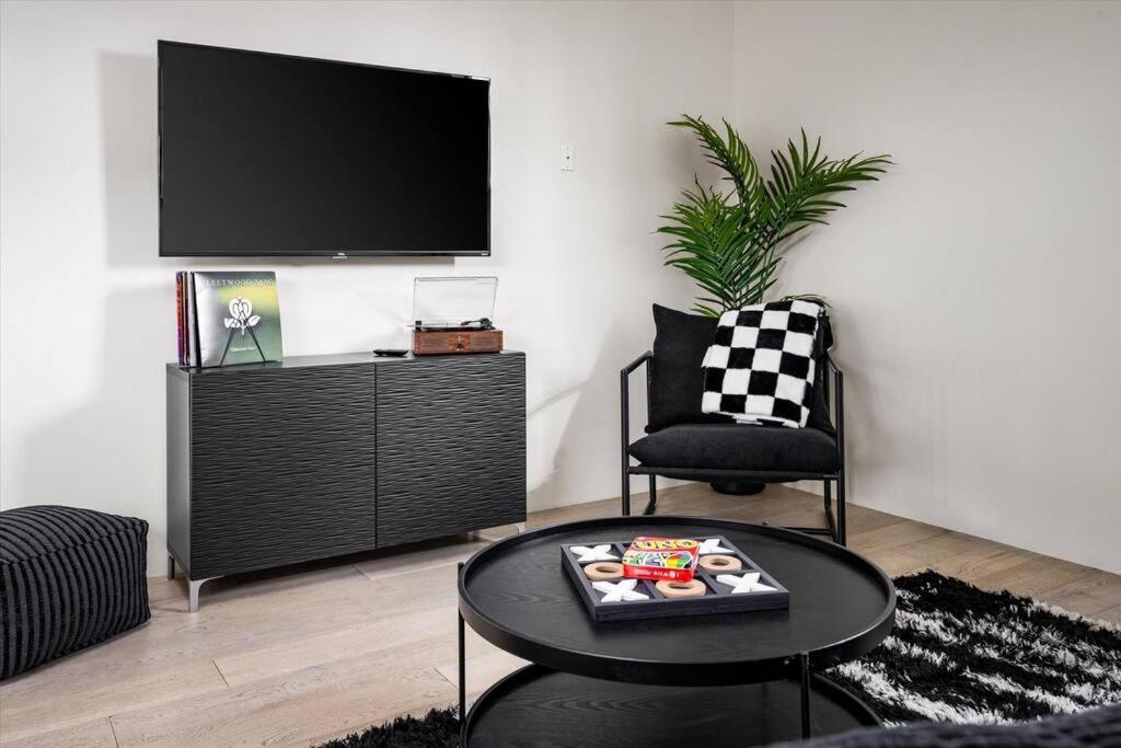New Modern 3br & Loft- Heated Pool, Near Airport Holiday home