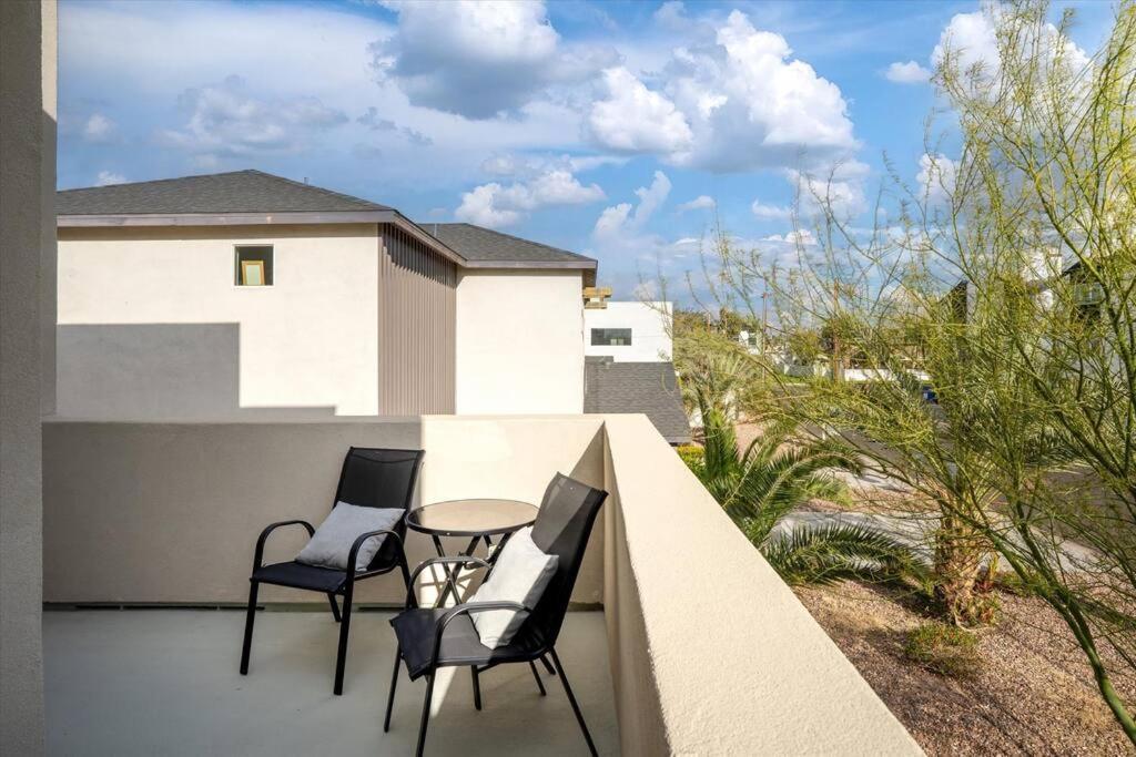 Holiday home New Modern 3br & Loft- Heated Pool, Near Airport