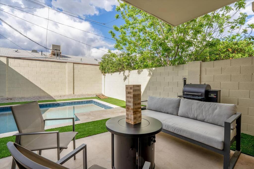 New Modern 3br & Loft- Heated Pool, Near Airport Holiday home