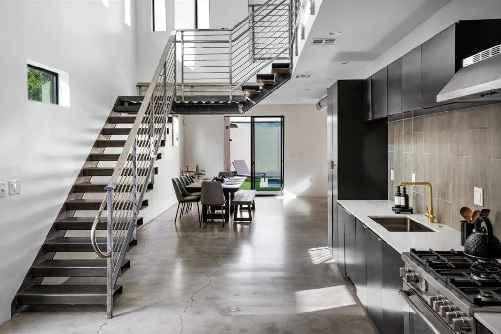 New Modern 3br & Loft- Heated Pool, Near Airport *