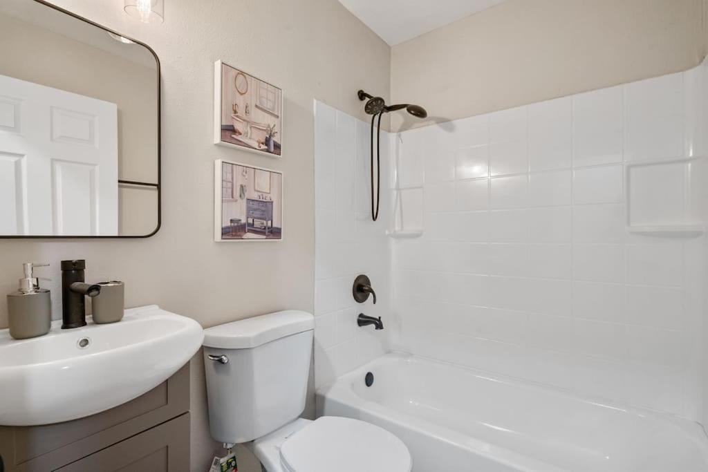12 Minutes From Downtown - 1 Bedroom *