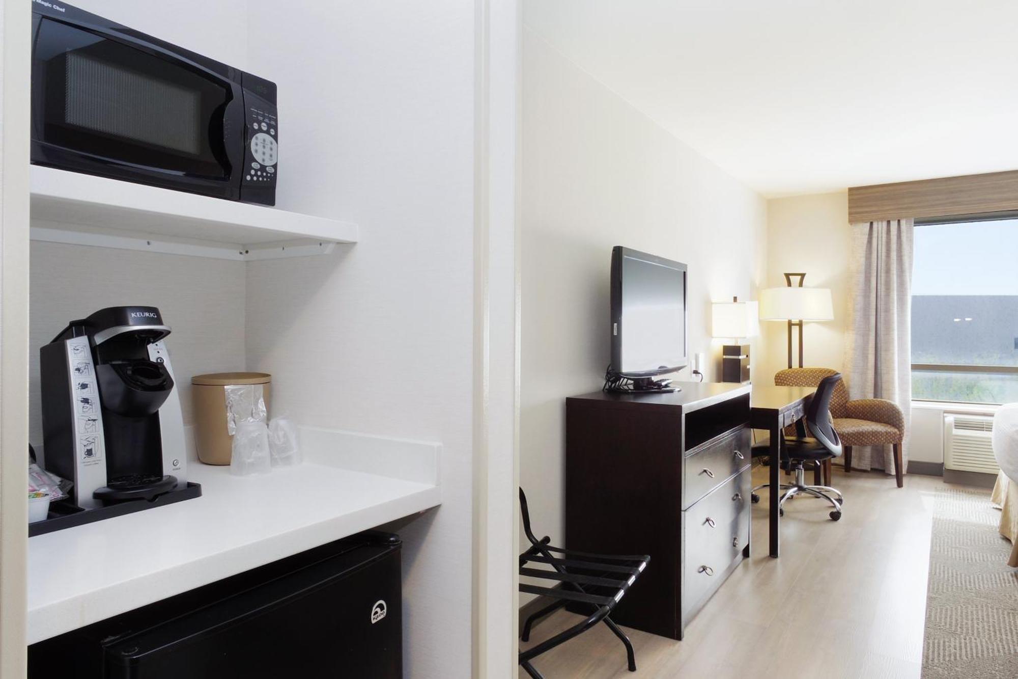 Hotel Holiday & Airport By Ihg 3*