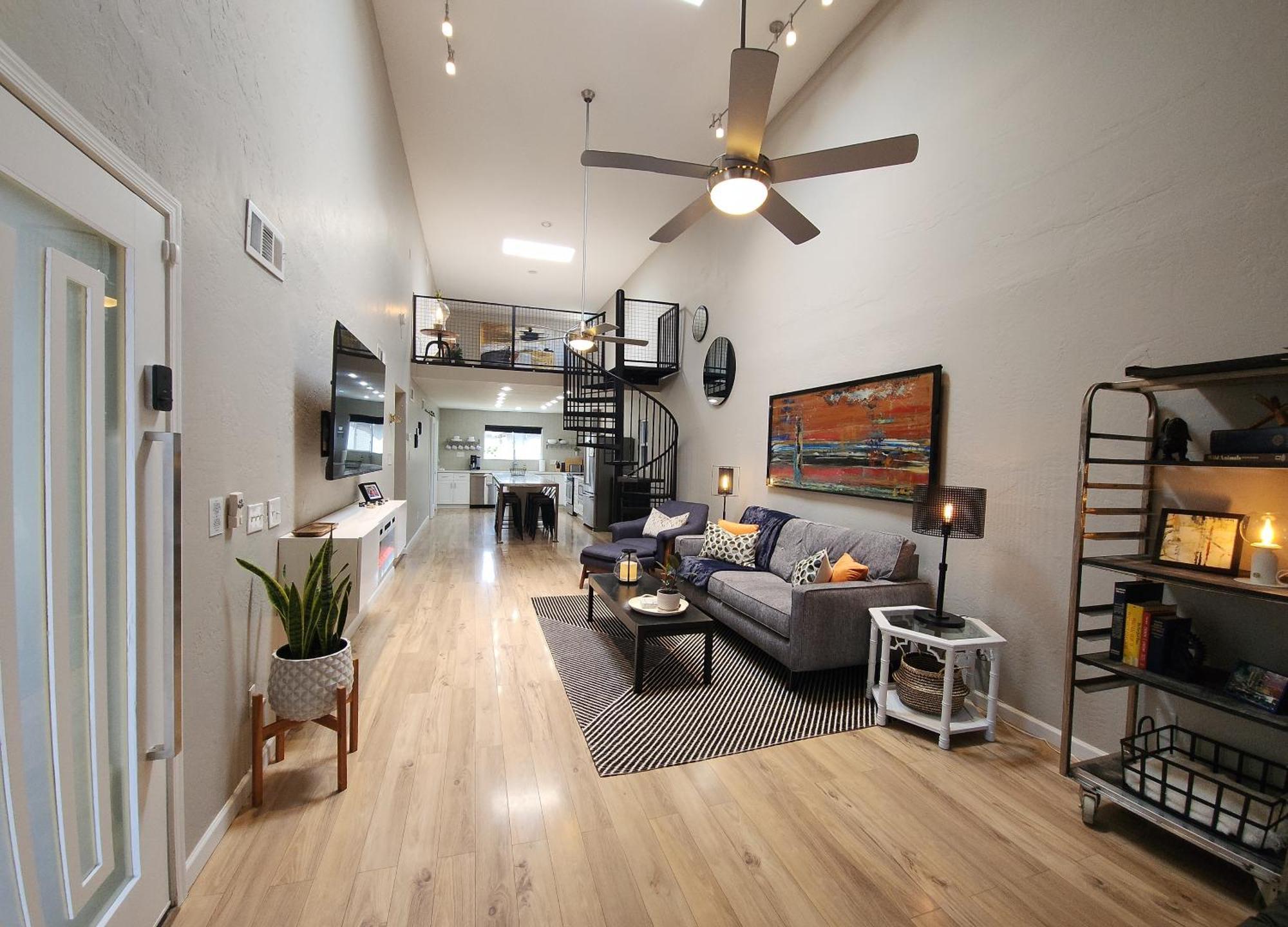Modern Art House In Midtown, Pet Friendly Casa de férias