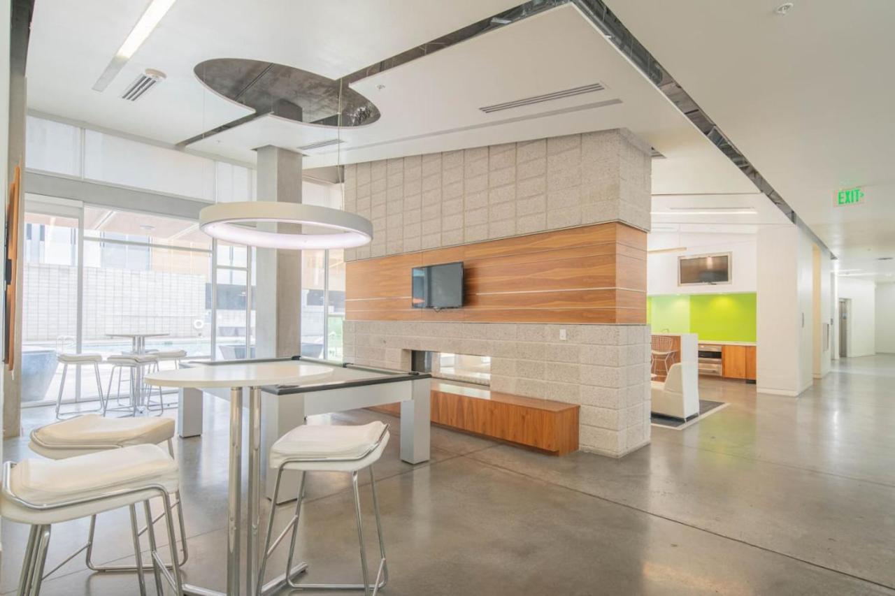 Striking 2bd - Cdt- Gym, Pool, Parking - Sleep8 Apartment