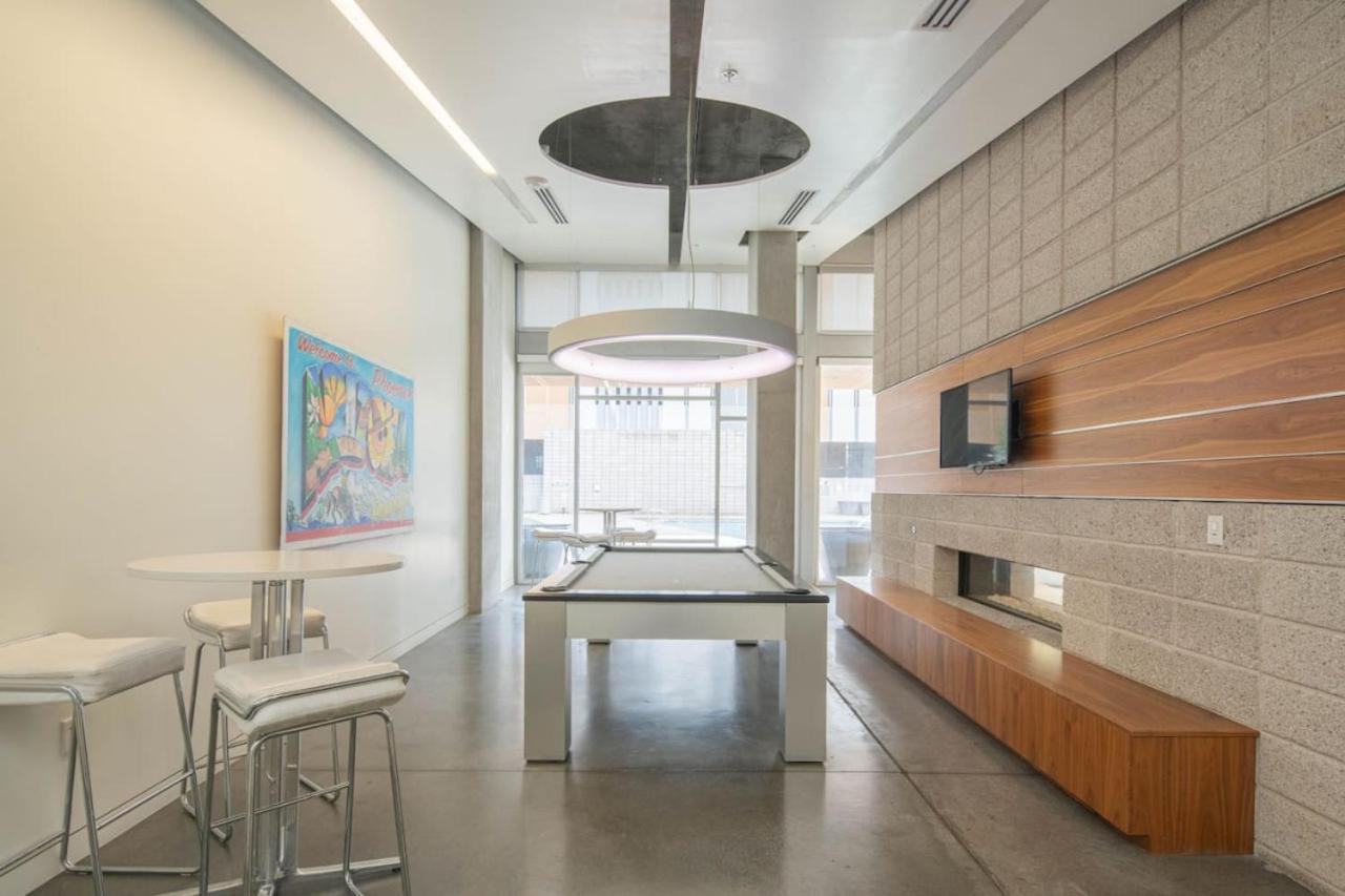 Striking 2bd - Cdt- Gym, Pool, Parking - Sleep8
