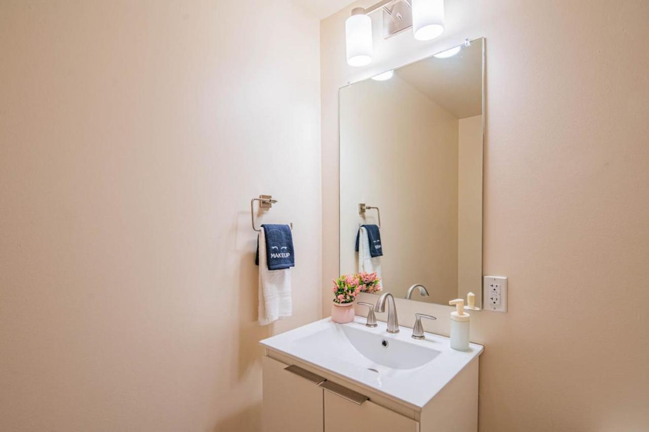 Apartment Sky Terrace Dt Highrise, Gym, Pool, Parking, W-d,golf Phoenix