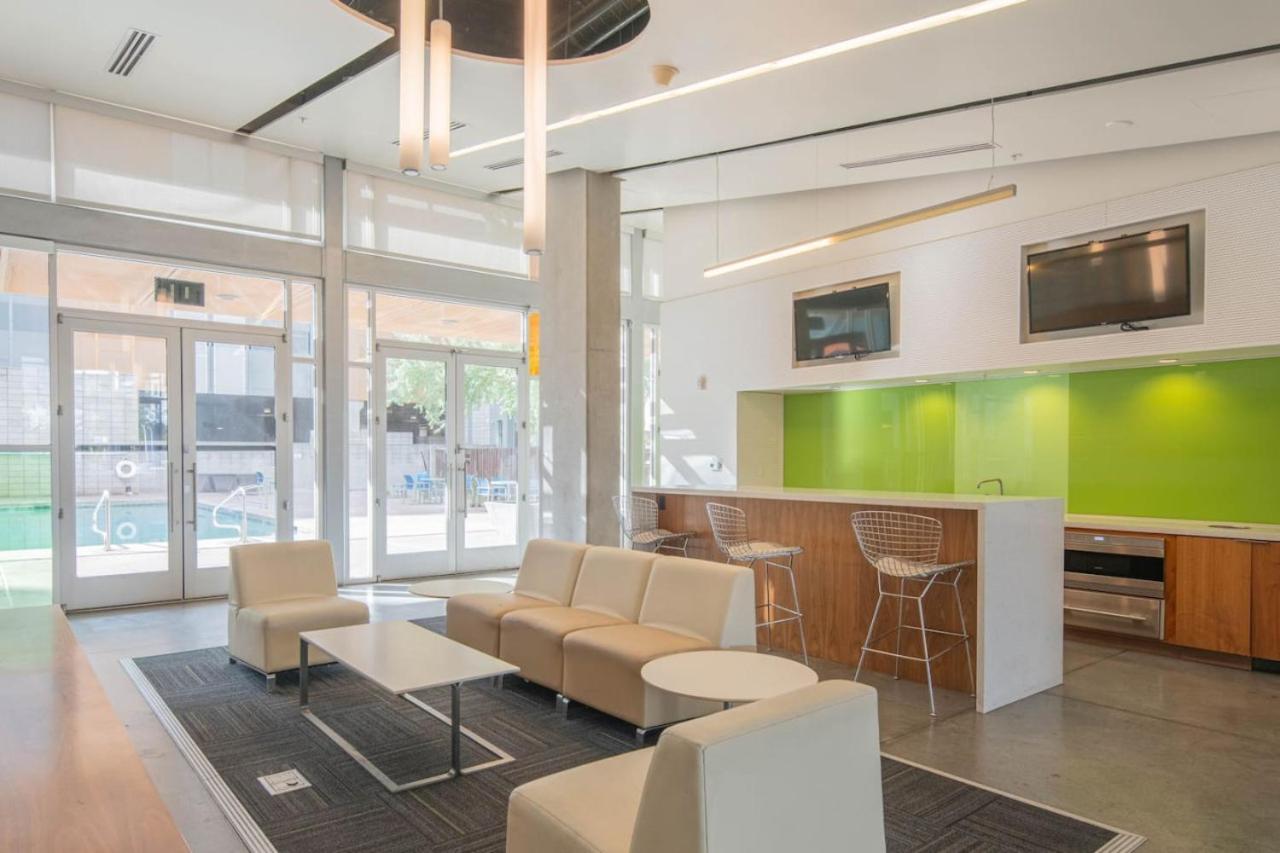 Striking 2bd - Cdt- Gym, Pool, Parking - Sleep8 * Phoenix