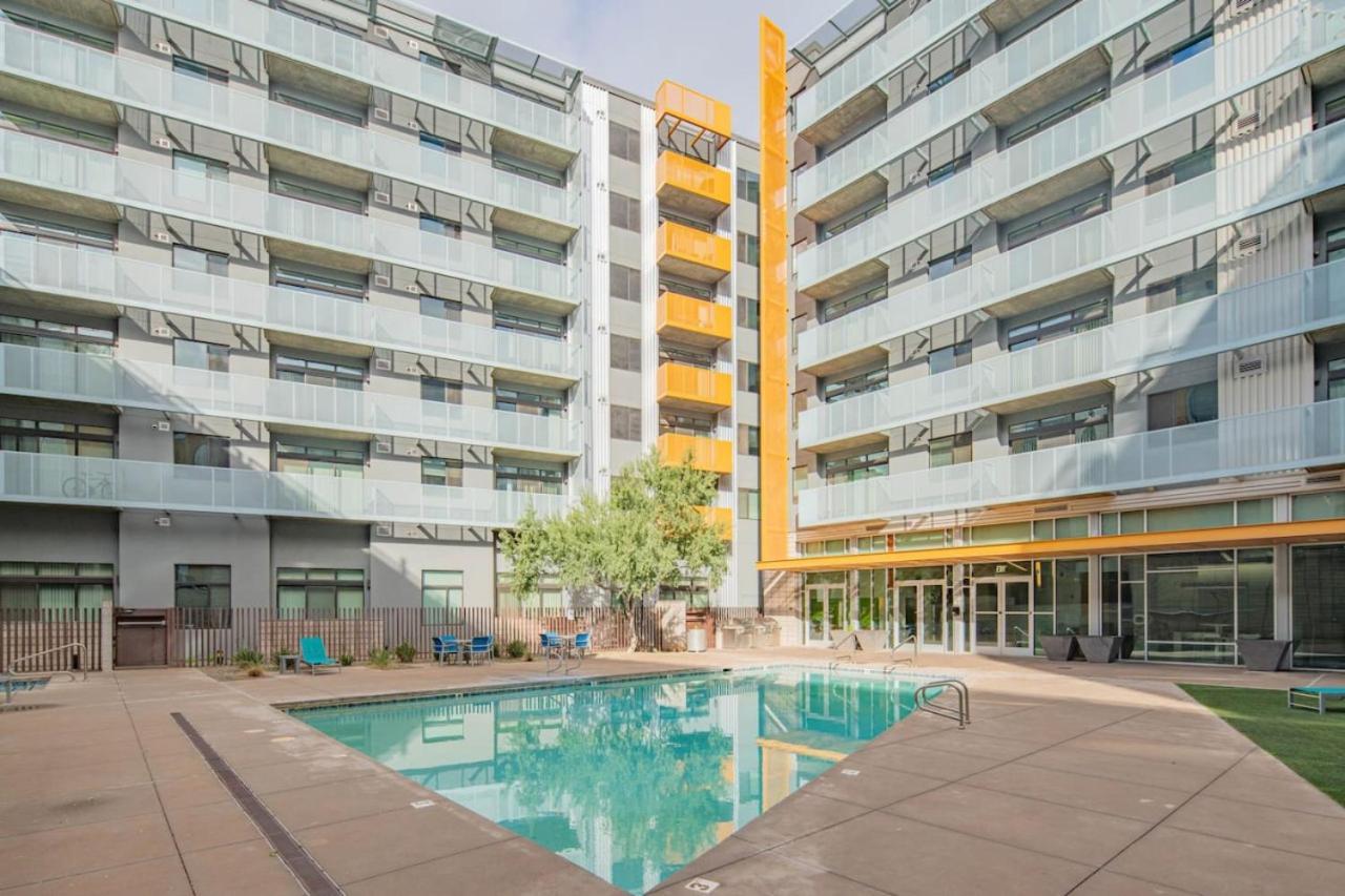 Striking 2bd - Cdt- Gym, Pool, Parking - Sleep8 Apartment Phoenix