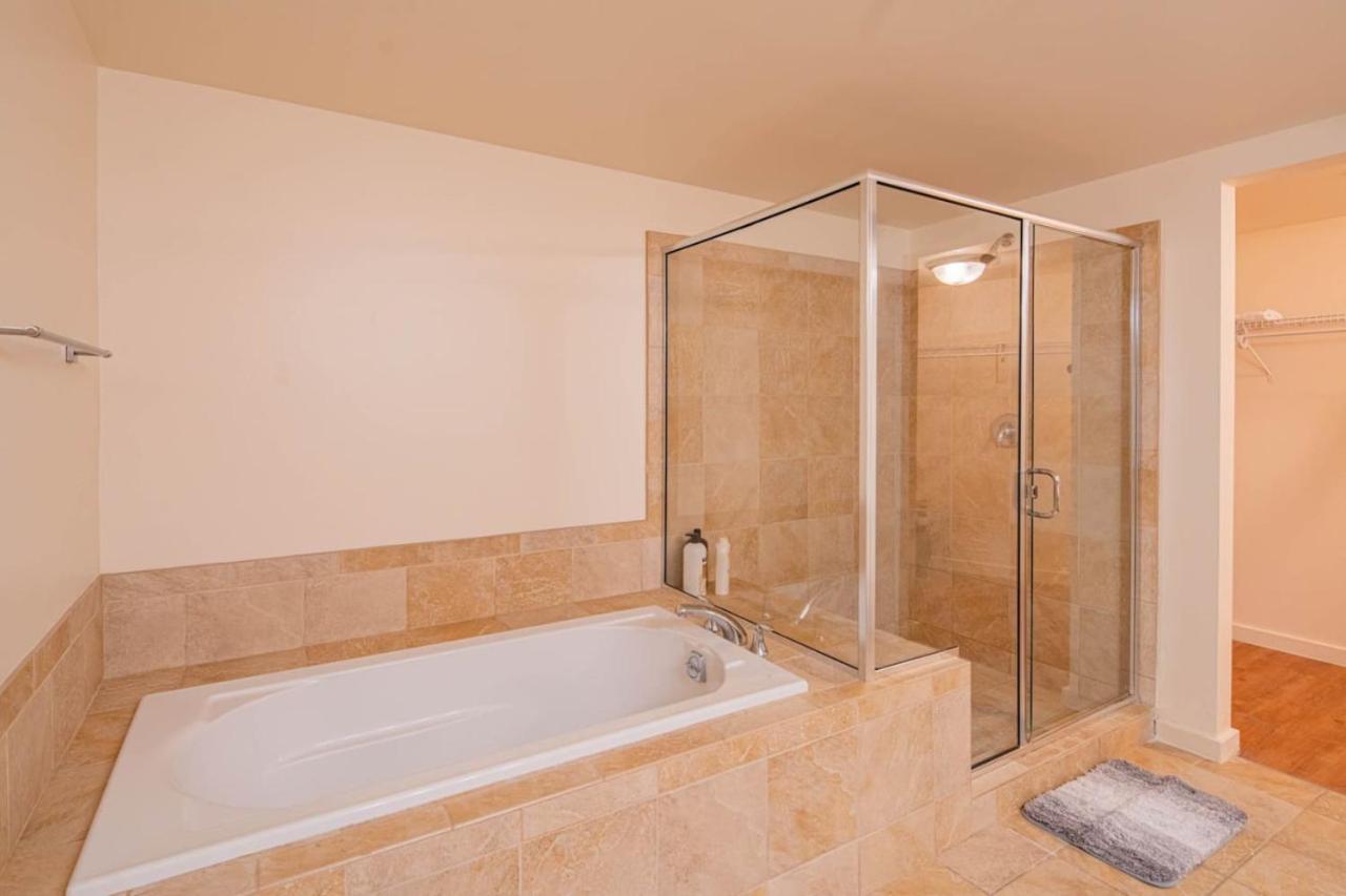 Apartment Sky Terrace Dt Highrise, Gym, Pool, Parking, W-d,golf Phoenix