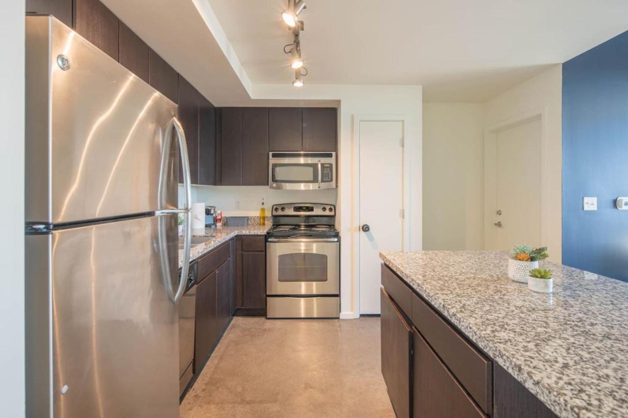 Striking 2bd - Cdt- Gym, Pool, Parking - Sleep8 Phoenix