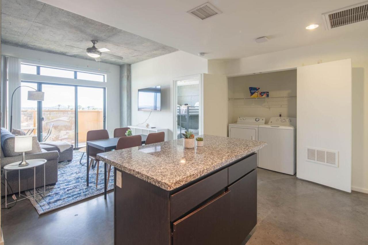 Striking 2bd - Cdt- Gym, Pool, Parking - Sleep8 Apartment *