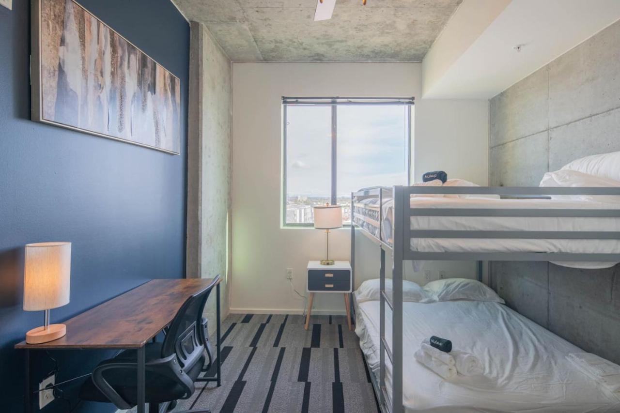 Striking 2bd - Cdt- Gym, Pool, Parking - Sleep8 Apartment Phoenix