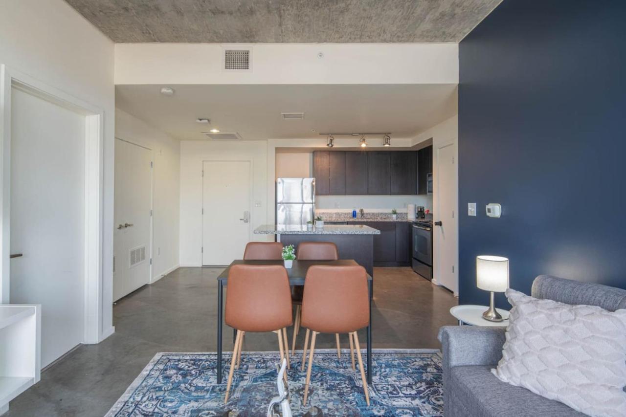 Apartment Striking 2bd - Cdt- Gym, Pool, Parking - Sleep8 Phoenix