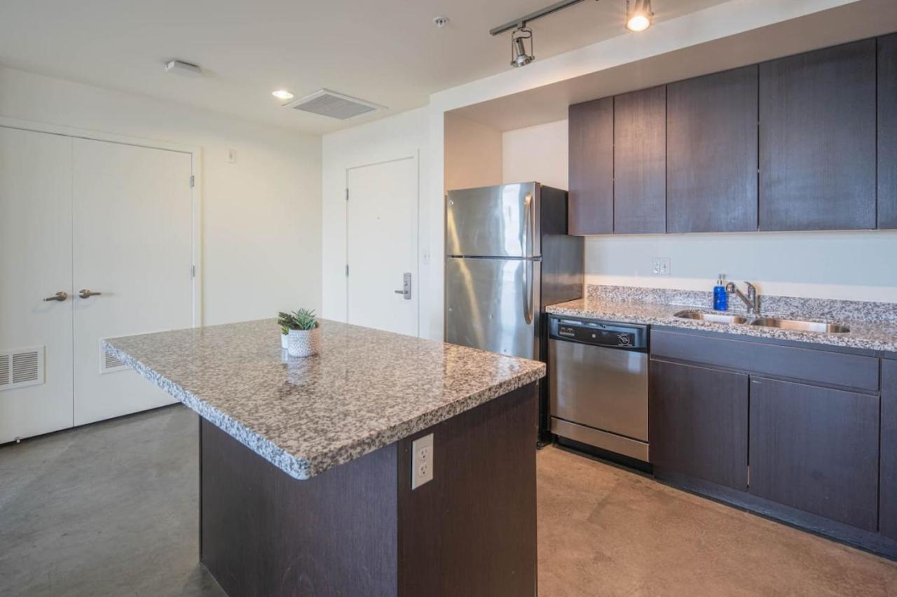 Striking 2bd - Cdt- Gym, Pool, Parking - Sleep8 *