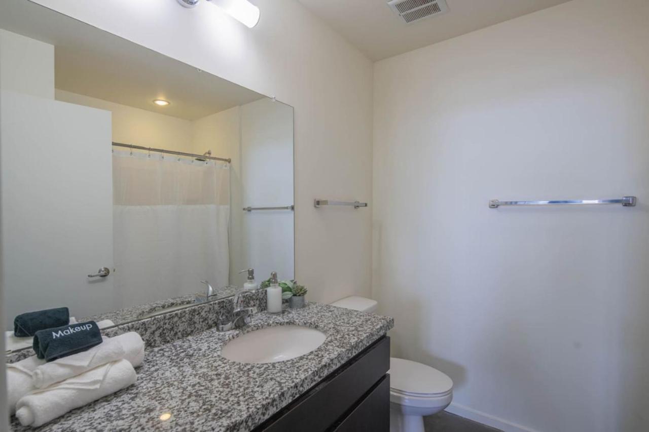Striking 2bd - Cdt- Gym, Pool, Parking - Sleep8 Apartment